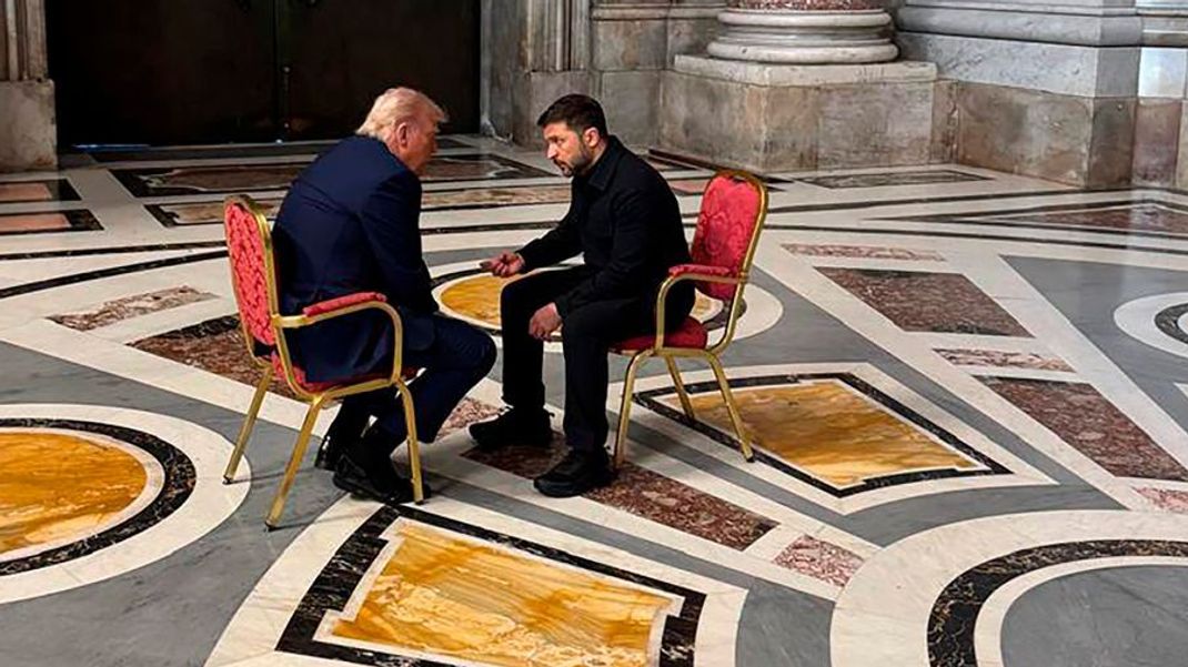 Bereits am 26.04.2025 unterhielten sich der ukrainische Präsident Wolodymyr Selenskyj (rechts) nd US-Präsident Donald Trump bei der Trauerfeier für den verstorbenen Papst Franziskus. 
