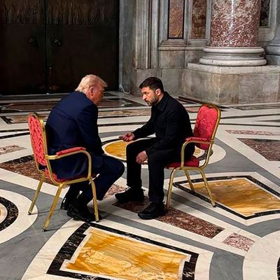 Bereits am 26.04.2025 unterhielten sich der ukrainische Präsident Wolodymyr Selenskyj (rechts) nd US-Präsident Donald Trump bei der Trauerfeier für den verstorbenen Papst Franziskus. 