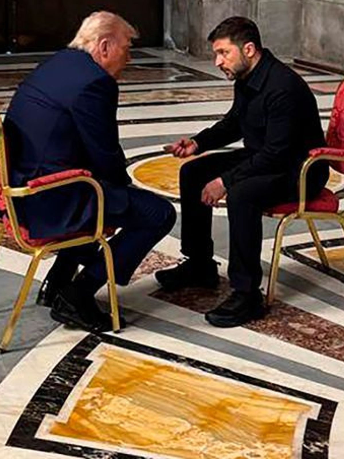 Bereits am 26.04.2025 unterhielten sich der ukrainische Präsident Wolodymyr Selenskyj (rechts) nd US-Präsident Donald Trump bei der Trauerfeier für den verstorbenen Papst Franziskus. 