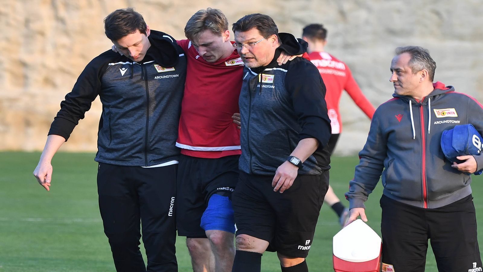 
                <strong>1. FC Union Berlin</strong><br>
                Manuel Schmiedebach ist nach wochenlanger Pause wieder im Training. Laurenz Dehl könnte im Mai nach langer Knieverletzung zurückkommen. Joshua Mees (Bild) ist bereits wieder an Bord. Akaki Gogia (Kreuzbandriss) wird in dieser Saison wohl nicht mehr spielen.
              