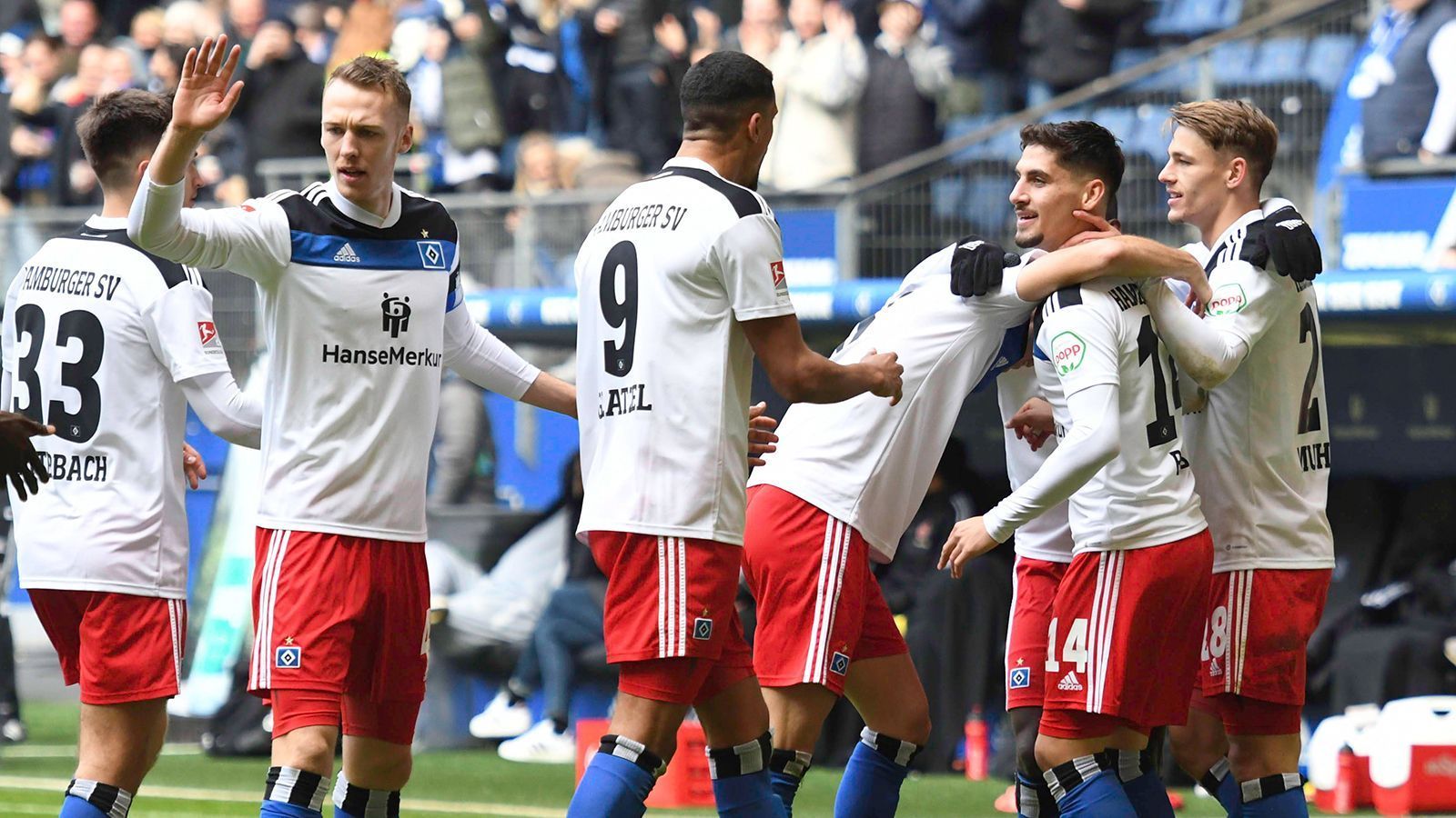 
                <strong>Hamburger SV </strong><br>
                &#x2022; Tabellenplatz: 3; Punkte: 49; Torverhältnis: 46:30<br>&#x2022; Jüngste Ergebnisse: N-U-N-S-U<br>&#x2022; Nächste Gegner: Fortuna Düsseldorf (A), Hannover 96 (H), 1. FC Kaiserslautern (A)<br>Schlägt der HSV-Fluch wieder zu? In den vergangenen Jahren waren die Hamburger jedes Mal auf Aufstieg-Kurs und verspielten dann ab Frühjahr ihre Chancen. Betrachtet man die derzeitige Situation des einstigen Bundesliga-Dinos, könnte das Team auch dieses Jahr dasselbe Schicksal ereilen. Immerhin hat der HSV mit Robert Glatzel einen Stürmer, der in dieser Saison schon 16 Mal getroffen hat – zweitbester Wert in der Liga. Dennoch: Der Trend ist aktuell kein HSV-Friend.
              