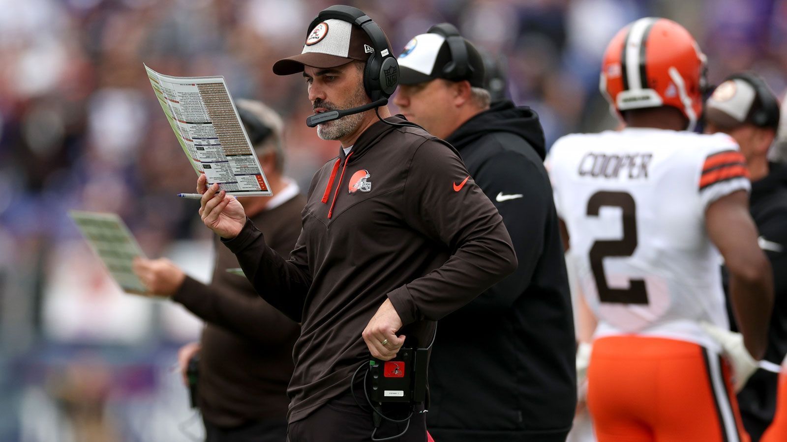 <strong>9. Platz (geteilt): Kevin Stefanski</strong><br>
                • Team: Cleveland Browns<br>• Im Amt seit: 2020<br>• Regular-Season-Bilanz: 37-30<br>• Vorherige Stationen: Vikings-OC (2019)