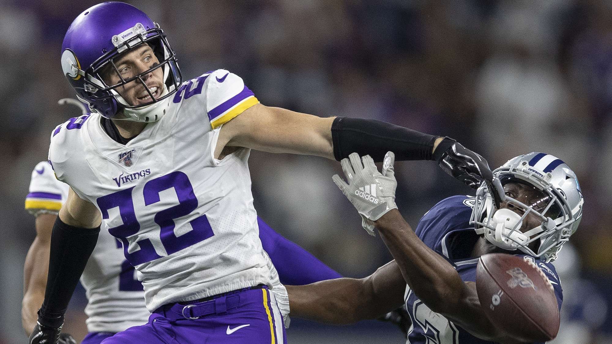 
                <strong>Platz 6: Harrison Smith (Minnesota Vikings)</strong><br>
                Es ist keine Überraschung, dass Harrison Smith auf dieser Liste vertreten ist. Als einer der konstantesten Safetys der Liga macht er es den gegnerischen Receivern unheimlich schwer. Seine Spezialität: Für die Gegner enorm enge Fenster zu kreieren, in die der Ball geworfen werden muss.Passer rating allowed: 50,3 Catch rate allowed below expectation: -8,2 Tight window pct: 20Target rate: 8,4Average separation yards: 2,9
              