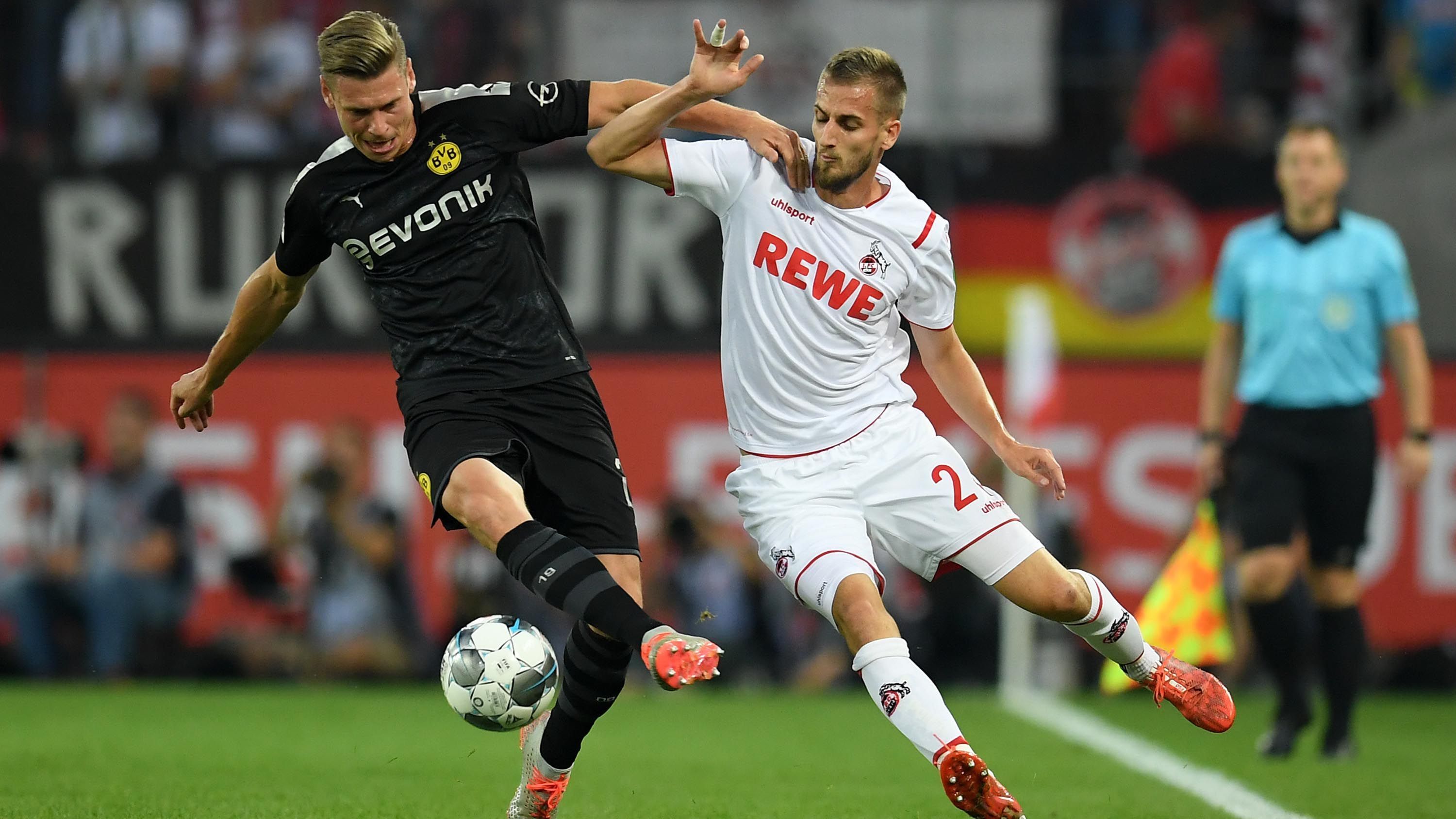 
                <strong>Lukasz Piszczek</strong><br>
                Versucht vor dem 1:0 ins entscheidende Kopfballduell zu gehen. Beim Versuch bleibt es aber auch. Als Aufmunterer von Abwehr-Kollege Akanji im Einsatz. Offensiv zeigt er wieder einmal seine Stärke, als er kurz vor der Pause die erste scharfe Hereingabe der Dortmunder vors Tor bringt. Kassiert eine unnötige Gelbe Karte, als er nach einer Verletzungspause an der falschen Stelle zurück auf den Platz kommt. Bereitet zum Schluss mit einer idealen Flanke das 2:1 vor. ran-Note: 3 
              