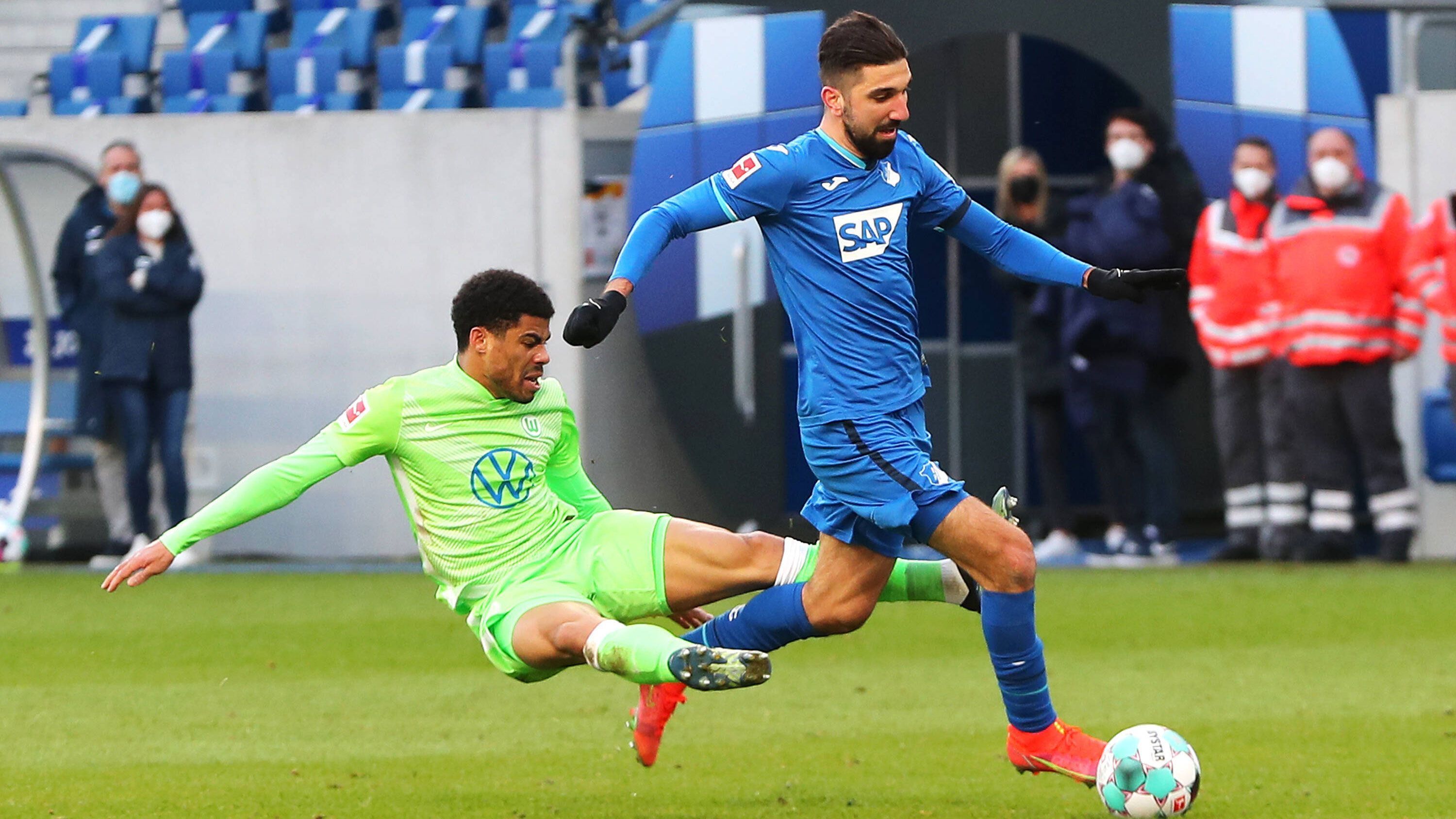 
                <strong>Aufreger der Saison: Paulo Otavio</strong><br>
                60 Meter Anlauf und eine Grätsche die jedem Kreisliga-Verteidiger die Schweißperlen auf die Stirn treiben würde. Paulo Otavio hat mit seiner Notbremse im Spiel gegen die TSG Hoffenheim für viel Aufsehen und Diskussionen gesorgt. Nach einer der rüdesten Attacken der letzten Jahre wurde der Wolfsburger für vier Spiele vom DFB gesperrt und musste sich viel Kritik anhören. Marcel Reif meinte beispielsweise: "So lange sperren wie möglich. Der hatte eine halbe Platzlänge Zeit, zu überlegen, ob er etwas macht, wofür er im 'normalen' Leben im Gefängnis landen würde. Ich möchte solche Leute nicht mehr auf dem Fußballplatz haben." Sogar Otavios Mutter war nach der Sense gegen Munas Dabbur sauer auf ihren Sohn und verlangte eine Entschuldigung und Erklärung von ihm. In Brasilien wurde das Spiel "Stein, Schere, Papier" in Otavios Bekanntenkreis postwendend in "Stein, Paulo, Papier" umbenannt.
              