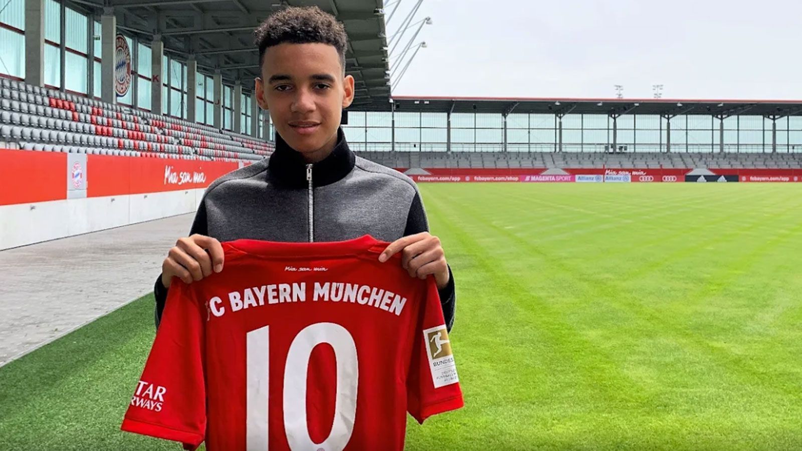 
                <strong>Bright Akwo Arrey-Mbi (FC Bayern München)</strong><br>
                Der FC Bayern holt nach Jamal Musiala noch ein zweites Nachwuchstalent vom FC Chelsea. Der 16-jährige Innenverteidiger Bright Akwo Arrey-Mbi wird in der neuen Saison die U19 von Neu-Coach Martin Demichelis verstärken. Arrey-Mbi wurde in Deutschland geboren und wuchs in der Nähe von Düsseldorf auf. Im Herbst 2018 feierte er für die deutsche U16-Nationalmannschaft sein Debüt. In den vergangenen fünf Jahren spielte er in London bei den "Blues", zuvor lief er für die Jugend von Norwich City auf. Im Gegenzug gaben die Bayern ein anderes Abwehr-Talent ab ...
              