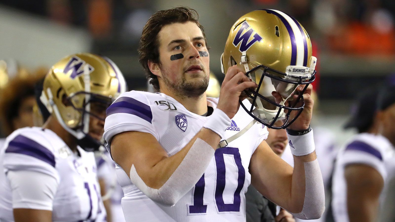 
                <strong>Jacob Eason (Draft)</strong><br>
                Als potenzieller First Rounder gilt Jacob Eason, der 2017 seinen Starterjob bei den Bulldogs an Fromm abtreten und anschließend wegen seines Wechsels an die University of Washington ein Jahr pausieren musste. Bei den dortigen Huskies überzeugte er umgehend und wagt nun den Schritt in die NFL. Mit ihrem 23. Pick könnten die Patriots den schnellen und präzisen Werfer durchaus anvisieren - auch wenn auf anderen Positionen ebenfalls der Schuh drückt. Verbesserungswürdig ist Easons kaum existentes Laufspiel. Aber das kennt man in New England ja bereits.
              