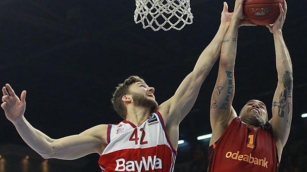 
                <strong>Maxi Kleber (FCB)</strong><br>
                Maxi Kleber (FCB): Bei den Rebounds hat Maxi Kleber die besten Werte aller Akteure von Bayern und Moskau. Mit 7,11 Rebounds durchschnittlich pro Spiel gehört er auch im Vergleich mit allen Teams des Turniers zu den Besten. Nur drei Spieler holten mehr Rebounds als der deutsche Nationalspieler.
              