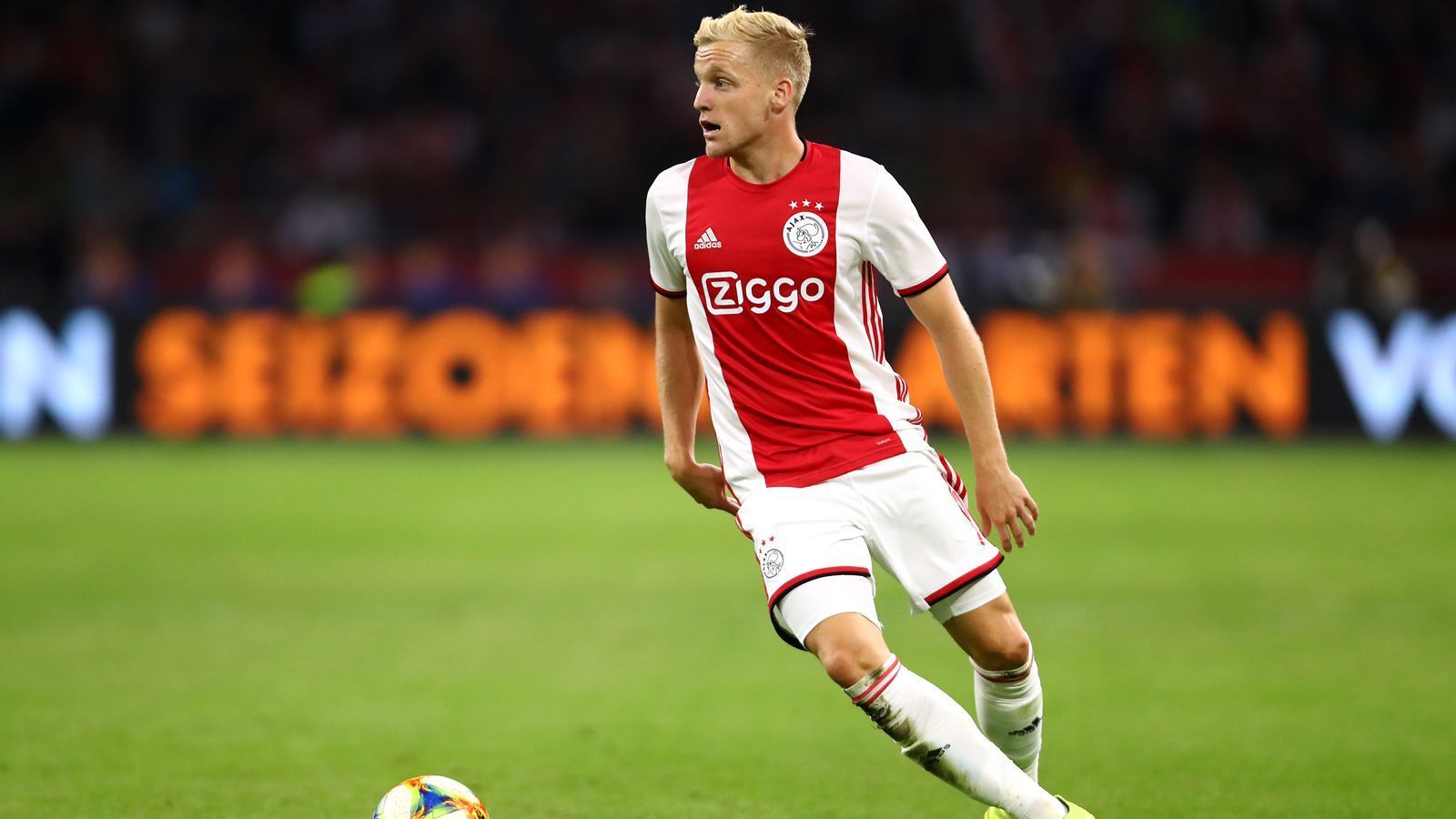 
                <strong>Donny van de Beek (Ajax Amsterdam)</strong><br>
                Position: MittelfeldAlter: 22 JahreNationalität: Niederlande
              