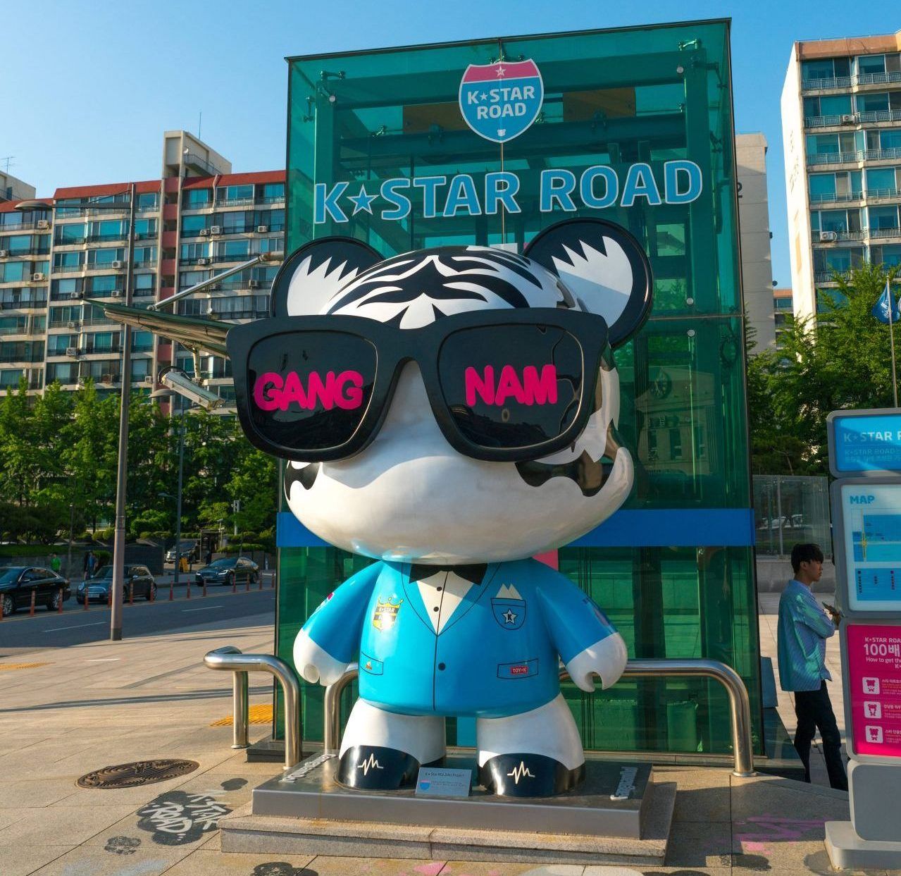 Südlich des Han-Flusses liegt das Hipster-Viertel Gangnam-gu. Designerläden, Galerien, stylishe Bars, It-Clubs, Restaurants und Street-Food - alles da. Den Sound dazu lieferte der südkoreanische Rapper Psy. Sein "Gangnam-Style" ging 2012 in die Youtube-Geschichte ein: Es war das erste Video bis dato, das 1 Milliarde "Views" verzeichnete (mittlerweile sind es über 4 Milliarden). Schlendert man die K-Star-Road entlang, kommt ma