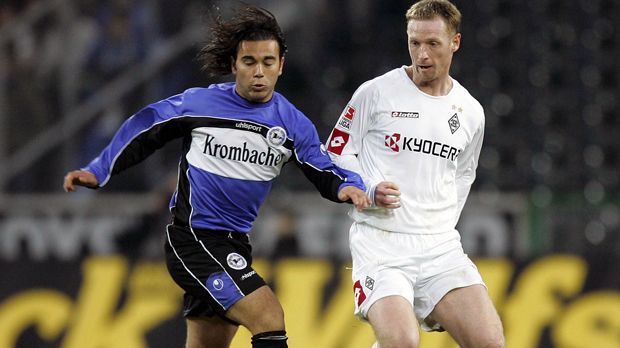 
                <strong>Diego Leon</strong><br>
                Als der 20-jährige Diego Leon im Januar 2005 von Real Madrid Castilla zu Arminia Bielefeld wechselte, wurde der offensive Mittelfeldspieler in den höchsten Tönen gelobt. Gerecht wurde der Spanier den Vorschusslorbeeren in den darauffolgenden anderthalb Jahren als Leihspieler nie. Nur 14 Mal kam Leon für die Arminia-Profis zum Einsatz (ein Tor). Auch danach blieb die große Karriere aus, die ihn für ein halbes Jahr zu Wacker Burghausen führte und später zum Pendelspiel zwischen Griechenland und Zypern wurde. Heute spielt der 33-Jährige in Katar für Al-Mesaimeer Sports Club.
              