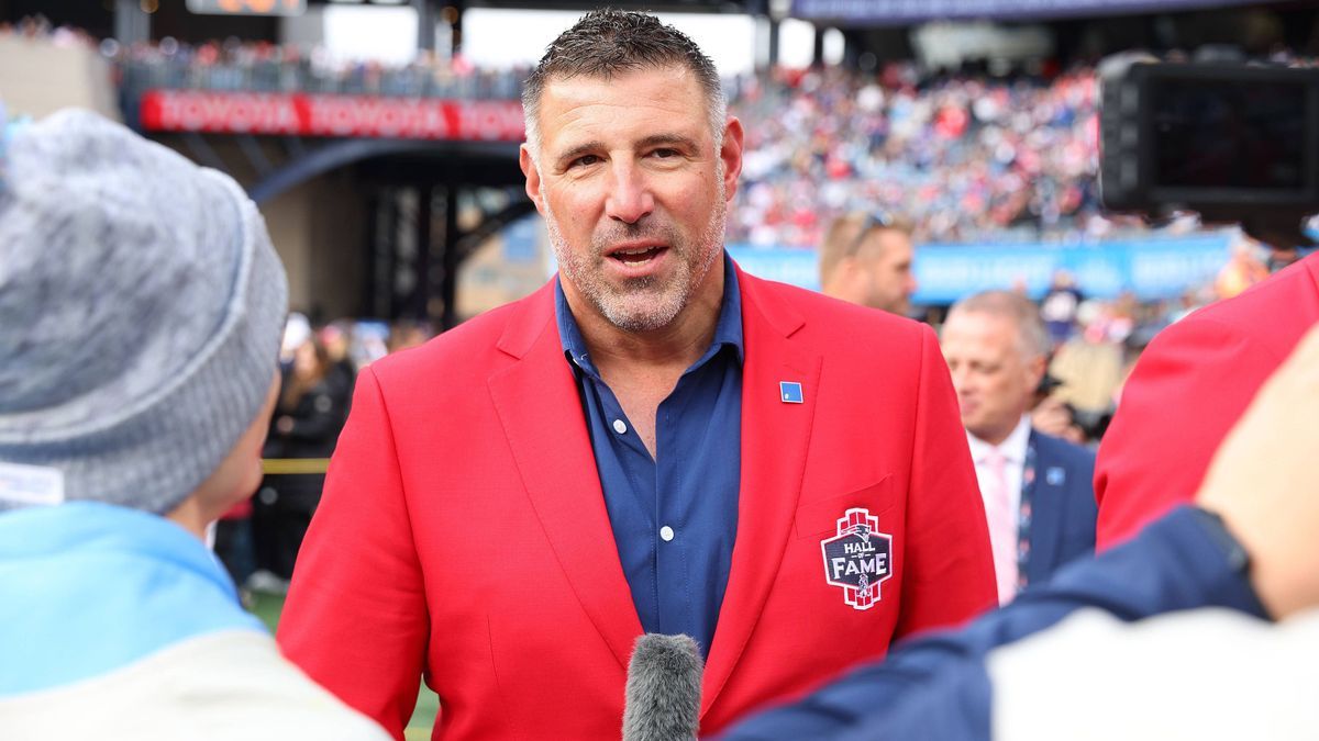 FOXBOROUGH, MA - OCTOBER 22: Former New England Patriots Mike Vrabel and inductee during the Patriots Hall of Fame Induction Ceremony at halftime of the NFL, American Football Herren, USA game betw...