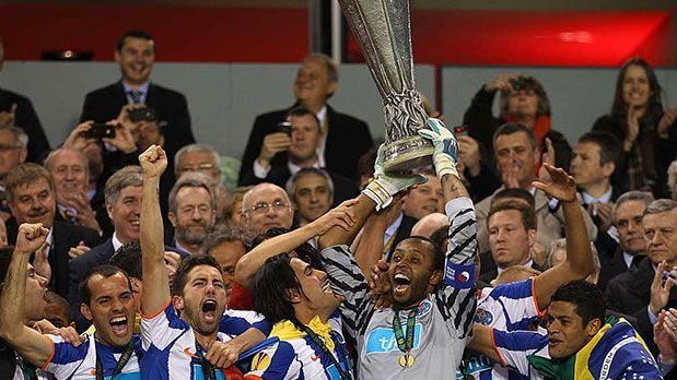 <strong>Die Europacup-Sieger seit 1990: FC Porto (2010/2011)</strong><br>
                Im Finale von 2011 setzte sich der FC Porto dank eines Treffers des Kolumbianers Falcao gegen die Landsmänner vom SC Braga durch. Falcao gelangen insgesamt 17 Treffer in der Saison. Für Porto war es der zweite Triumph in der Europa League bzw. dem UEFA-Cup.
