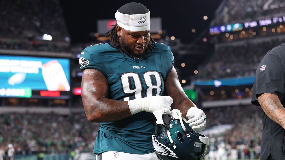 NFL, American Football Herren, USA Dallas Cowboys at Philadelphia Eagles Sep 4, 2025; Philadelphia, Pennsylvania, USA; Philadelphia Eagles defensive tackle Jalen Carter (98) walks off the field aft...