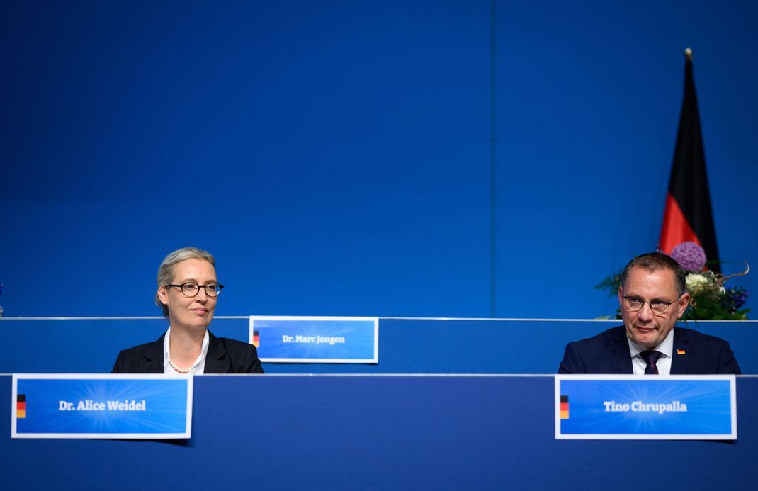 Alice Weidel, Bundesvorsitzende der AfD, und Tino Chrupalla, Bundesvorsitzender der AfD, sitzen beim Bundesparteitag der AfD in der Grugahalle in Essen. (Archivbild)