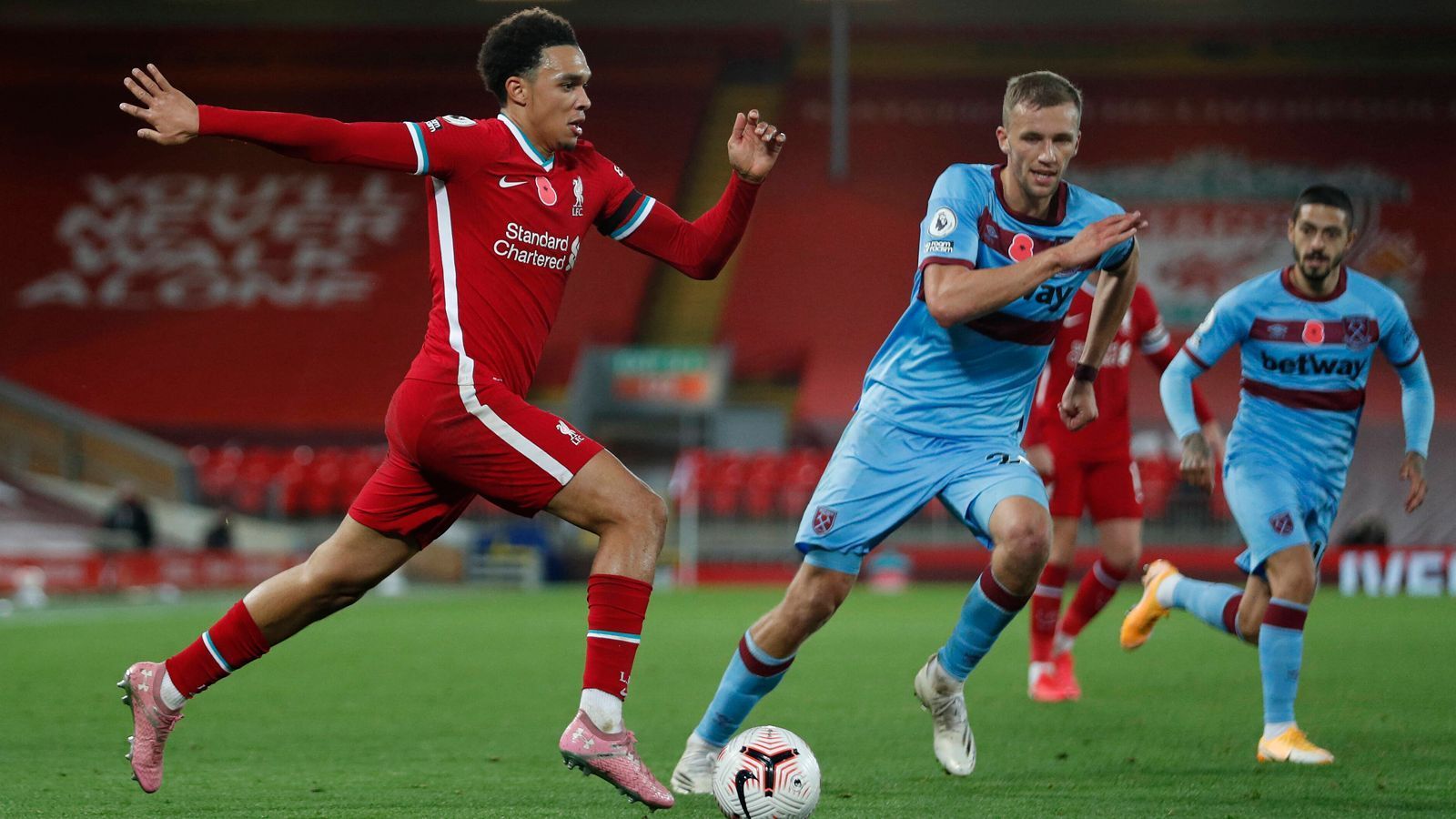 
                <strong>Abwehr: Trent Alexander-Arnold (FC Liverpool)</strong><br>
                Nur wenige Spieler gehören auf der Position des Außenverteidigers zur Weltspitze. Trent Alexander-Arnold gehört definitiv dazu. Der gebürtige Liverpooler war auf dem Weg zur ersten Meisterschaft seit 30 Jahren ich wichtiger Baustein, er stand dabei in allen 38 Saisonspielen auf dem Platz. Mit seinen gefährlichen Vorstößen über die rechte Seite bereitete der erst 22-Jährige 13 Tore vor und erzielte zudem vier selber.
              