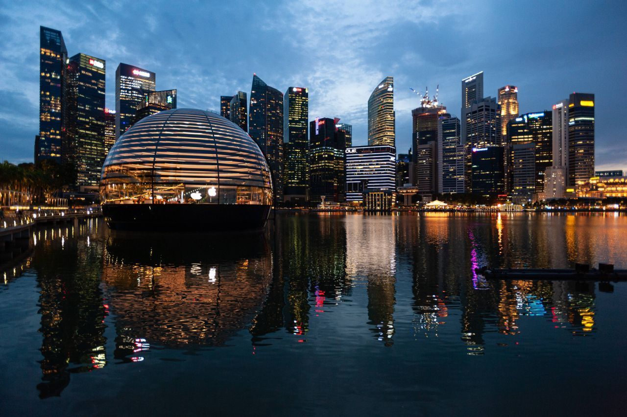 "Apple Marina Bay Sands" in Singapur liegt mitten im Wasser und gibt Besucher:innen einen spektakulären Rundum-Blick. Die Kugel besteht aus 114 Glas-Stücken und nur 10 Pfosten.