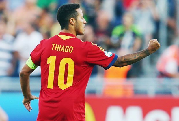 
                <strong>Thiago (Spanien - FC Bayern München)</strong><br>
                Sein Innenbandriss kostet Thiago Alcantara nicht nur das DFB-Pokal-Finale gegen Dortmund, sondern auch die WM in Brasilien. Spanien Coach Vicente del Bosque: "Wir haben viel Vertrauen in Thiago. Sein Ausfall trifft uns."
              