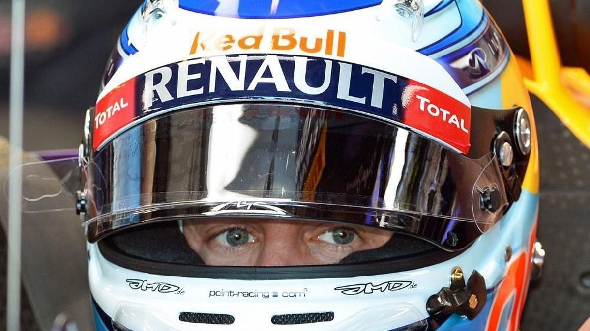 Vettel in Australien mit Schumacher-Logo auf dem Helm