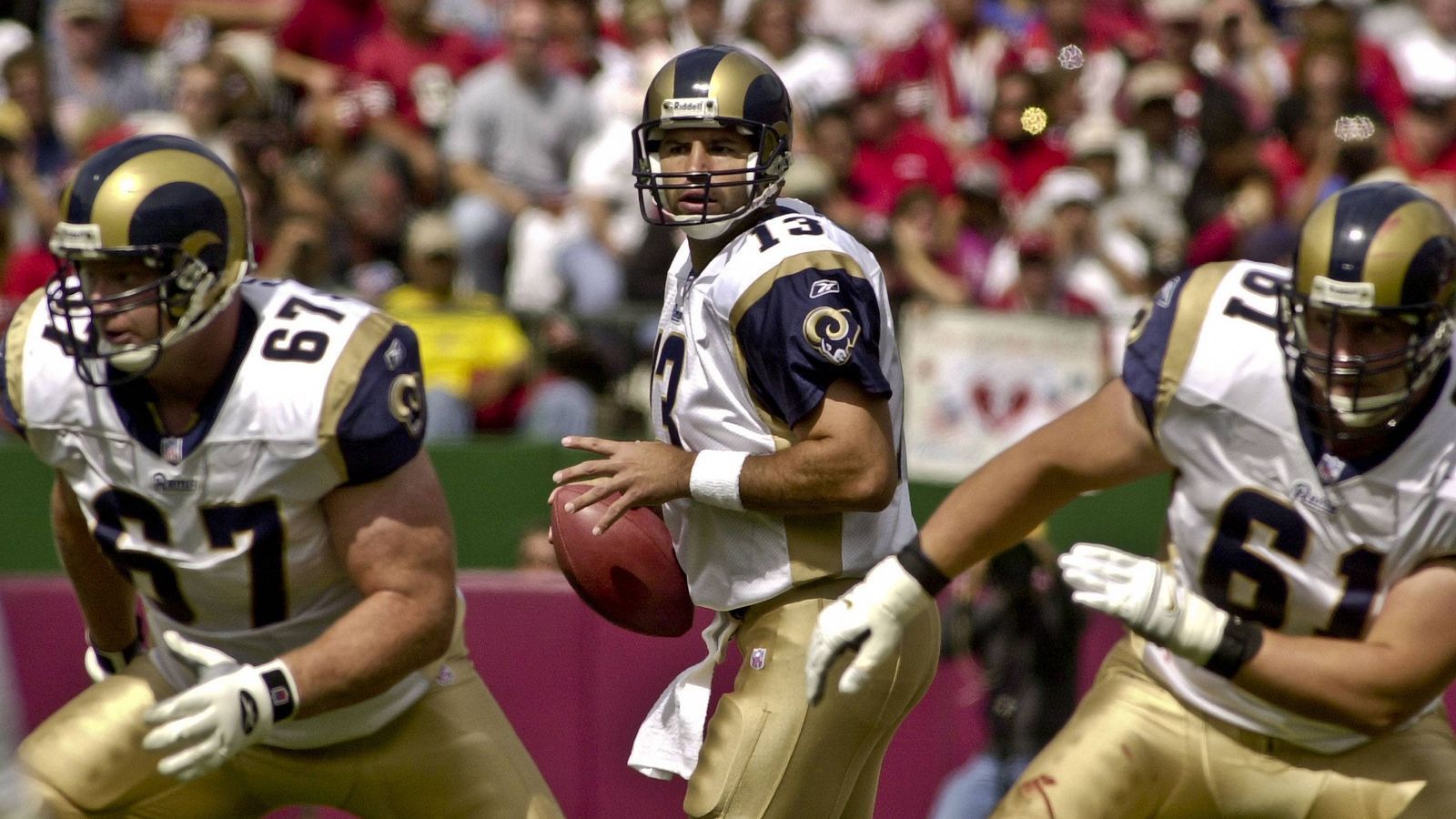 
                <strong>4. St. Louis Rams 2001</strong><br>
                Die "Greatest Show on Turf" dominierte seit 1999 die NFL und hatte bereits einen Super Bowl gewonnen, als St. Louis auch 2001 die Liga nach Belieben dominierte. Das dritte Jahr in Folge erzielten die Rams mehr als 500 Punkte in der Regular Season, zudem stellten sie mit Quarterback Kurt Warner zum dritten Mal in Folge den NFL-MVP. Die Receiver Torry Holt und Isaac Bruce fingen beide über 1.000 Yards und auch Running Back Marshall Faulk knackte die 1.000 Yards-Marke. St. Louis ging als großer Favorit in Super Bowl XXXVI, scheiterte dann aber überraschend an einem jungen Tom Brady und den New England Patriots.
              