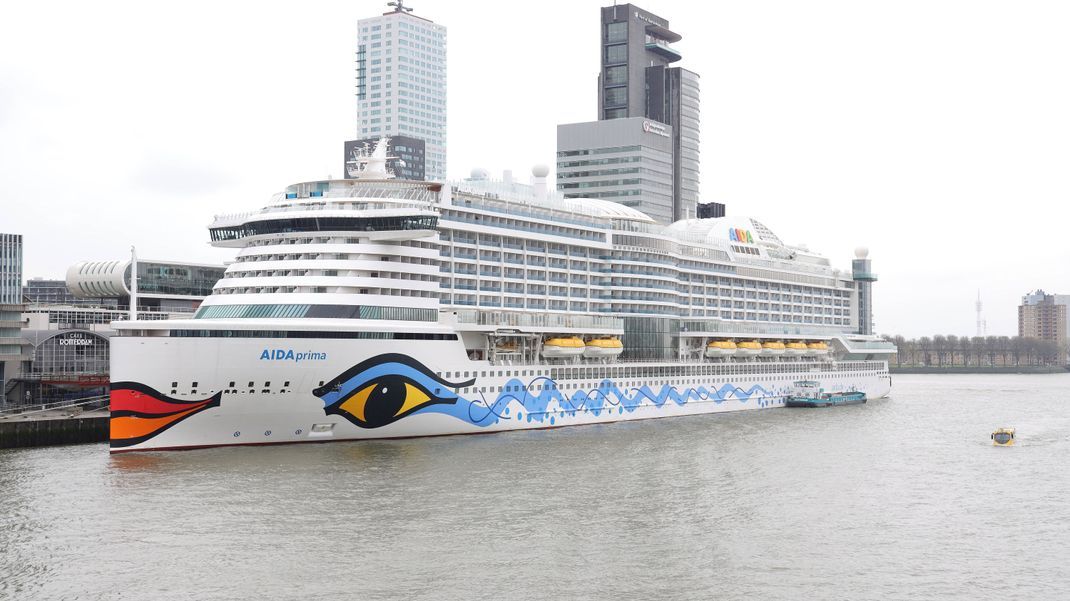 Das Kreuzfahrtschiff "Aida Prima" am Cruise Terminal in Rotterdam.