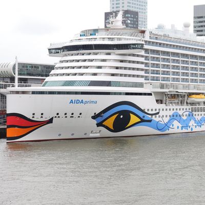 Das Kreuzfahrtschiff "Aida Prima" am Cruise Terminal in Rotterdam.