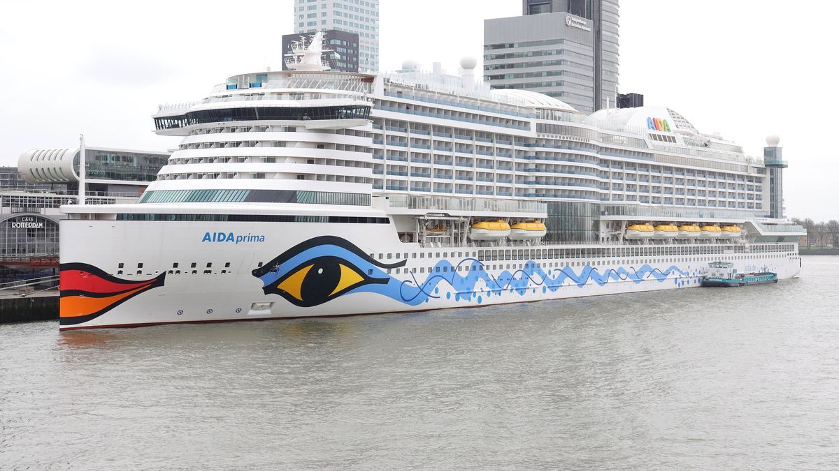 Das Kreuzfahrtschiff "Aida Prima" am Cruise Terminal in Rotterdam.