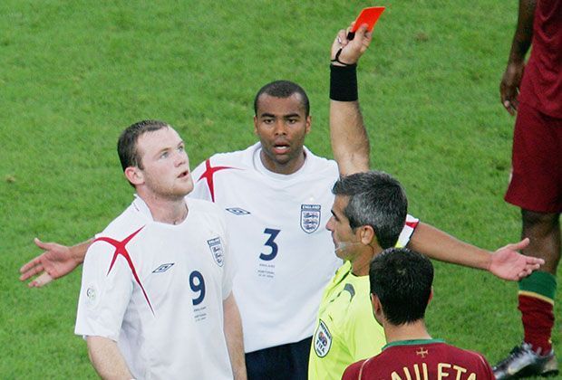 
                <strong>2006</strong><br>
                Und tschüss. Im WM-Viertelfinale gegen Portugal sieht Rooney eine umstrittene rote Karte. In Unterzahl kann England das Spiel nicht mehr gewinnen. Die Presse lobt Owen Hargreaves - Wayne Rooney dagegen steht als Sündenbock fest.
              