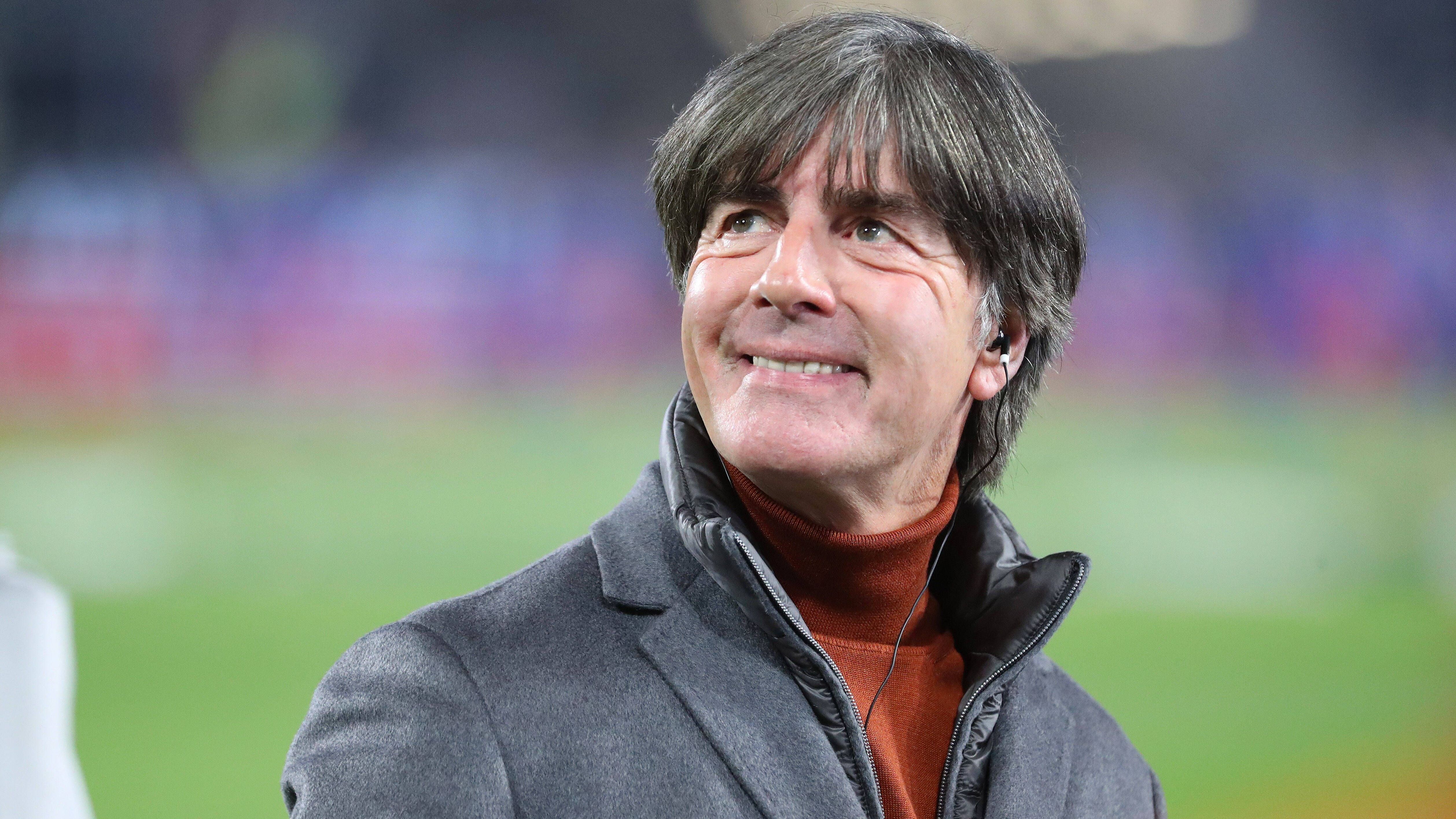 <strong>Joachim Löw (vereinslos)</strong><br>Gleiches gilt für Joachim Löw. Der Weltmeister-Coach von 2014 ist seit seinem DFB-Rücktritt 2021 ohne Job, erklärte in der Vergangenheit aber immer wieder, dass er weiterhin als Trainer arbeiten möchte. Dass dies in Liverpool der Fall sein wird, ist fast ausgeschlossen.