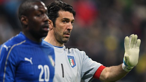 
                <strong>Italien - Gianluigi Buffon</strong><br>
                Italien - Gianluigi Buffon: Mit seinen 38 Jahren ist der Weltmeister von 2006 immer noch der Rückhalt seines Teams. In der Nationalmannschaft muss sich Buffon auch kaum umstellen. Immerhin nominierte Nationaltrainer Antonio Conte quasi die gesamte Abwehr von Buffons Klub Juventus Turin. Dort verlängerte der Oldie erst kürzlich bis zum Sommer 2018.
              