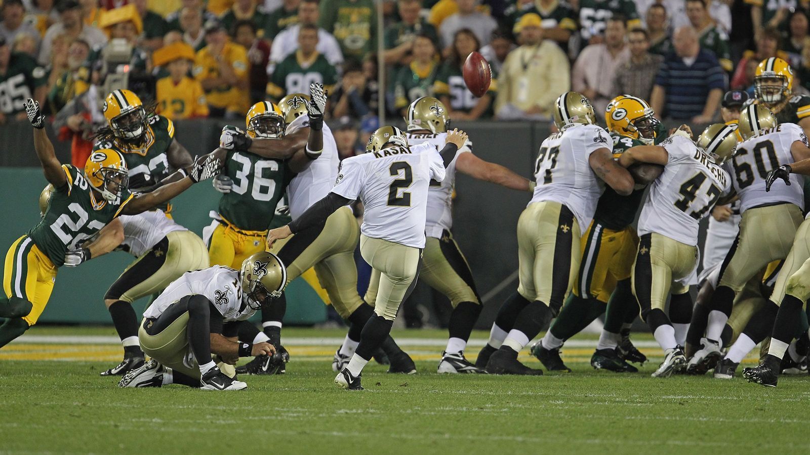 
                <strong>2011 im Lambeau Field: New Orleans Saints @ Green Bay Packers 34:42</strong><br>
                Zum Auftakt 2011 trafen sich mit Aaron Rodgers und Drew Brees zwei der besten Quarterbacks ihrer Generation und sie lieferten sich mit dem Endstand von 42:34 einen Shootout. Drew Brees warf für 419 Yards und drei Touchdowns, Aaron Rodgers brachte es auf 312 Yards und ebenfalls drei Scores.
              