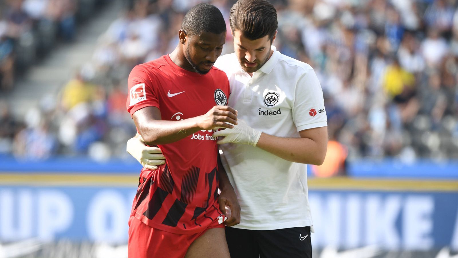 
                <strong>Almamy Toure (Eintracht Frankfurt)</strong><br>
                Frankfurts Almamy Toure zog sich zuletzt eine schwerere Oberschenkelverletzung zu und fällt damit längere Zeit aus. Somit kann der 26-Jährige zunächst beim Champions-League-Debüt der Eintracht nicht mitwirken, zumindest noch nicht in der Gruppenphase. Die Hessen verzichteten wegen des verletzungsbedingten Ausfalls auf eine Nominierung Toures, könnten ihn aber für eine mögliche K.o.-Phase im Frühjahr nachnominieren. 
              