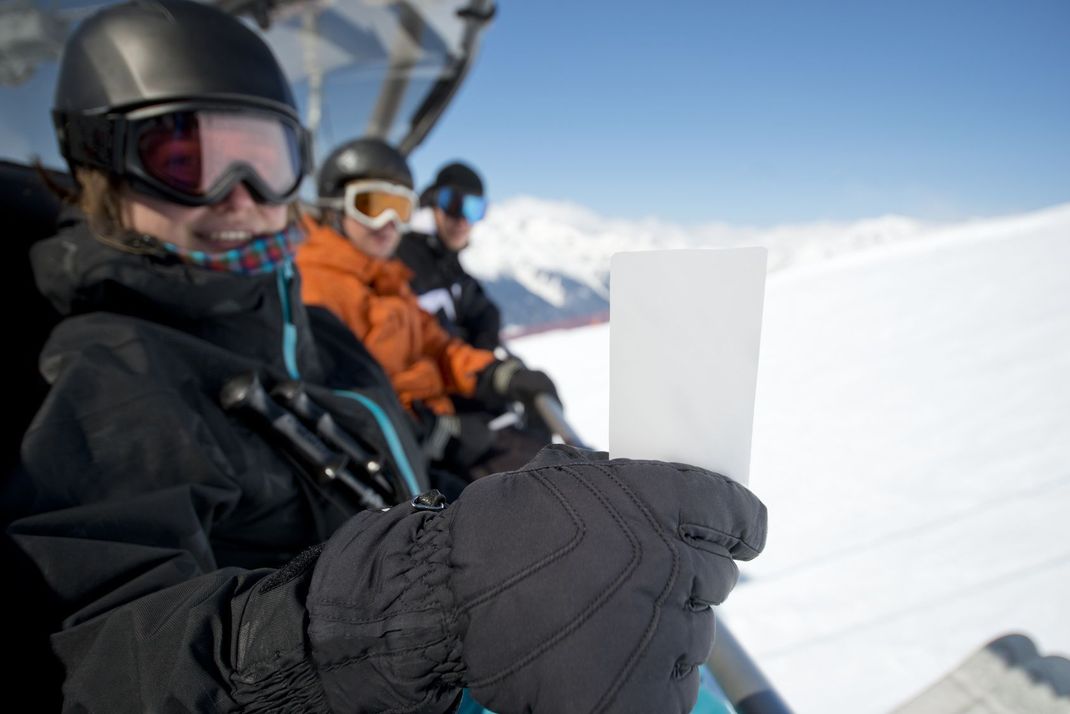 Einige Angebote fürs Skiwochenende beinhalten den Skipass bereits. Ist er nicht dabei, können Sie den aber auch direkt vor Ort kaufen.