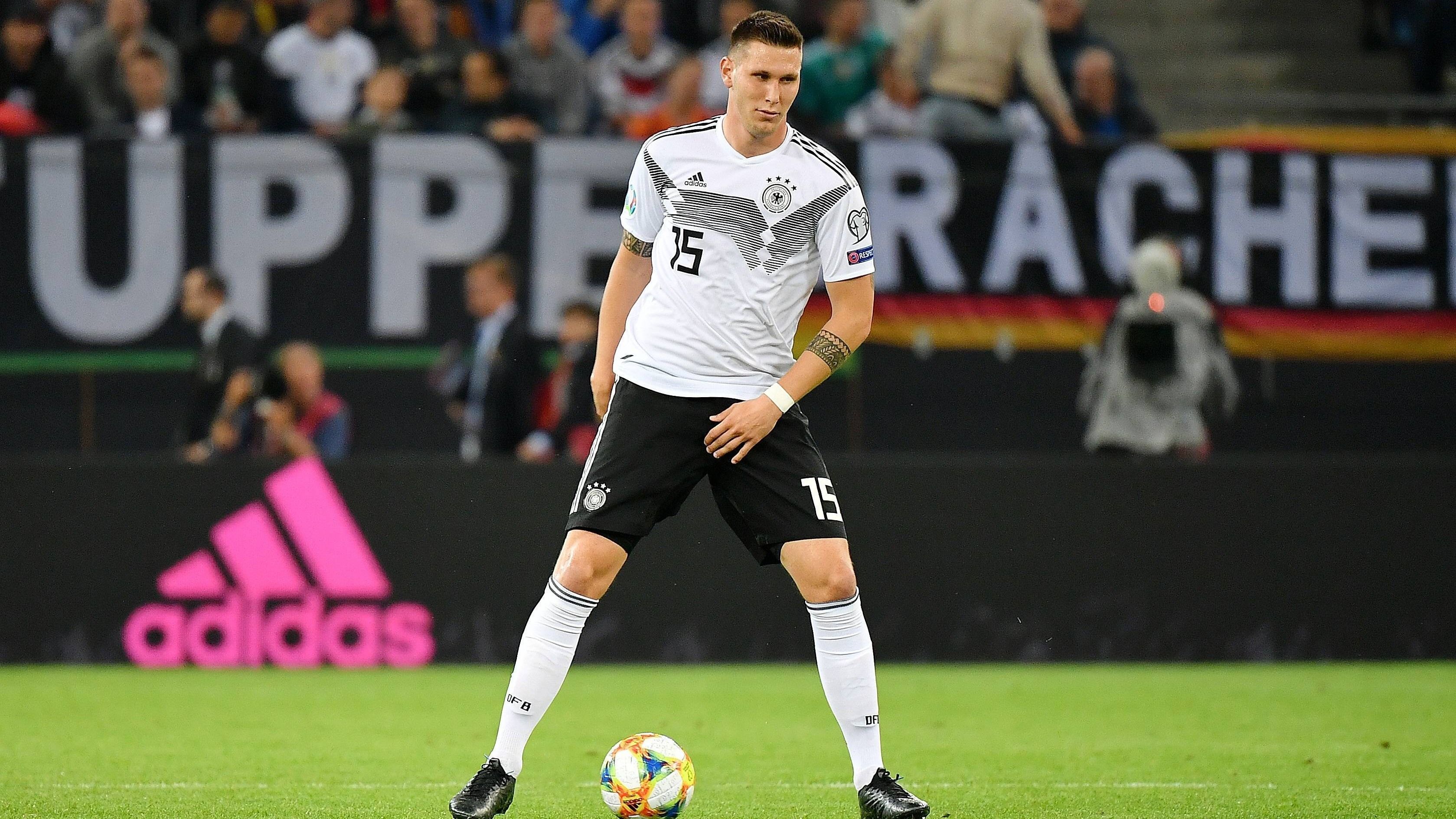 
                <strong>Verteidigung: Niklas Süle</strong><br>
                Abwehrchef Niklas Süle bildet mit Matthias Ginter zusammen das Zentrum. Im EM-Qualifikationsspiel am Montag muss der Münchner jedoch direkt abliefern, damit seine Abwehr ein besseres Gesamtbild abgibt als gegen die Niederlande. Er muss die Defensive führen.
              