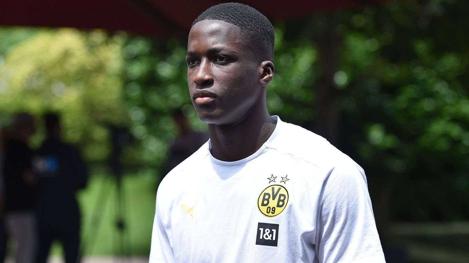 
                <strong>Soumaila Coulibaly - "Dortmund ist der richtige Verein für mich"</strong><br>
                Der Franzose stammt genauso wie Kamara aus der Nachwuchsabteilung von Paris Saint-Germain und wechselte ebenfalls in diesem Sommer nach Dortmund. "Ich hatte Angebote von anderen Klubs, aber als ich zum ersten Mal mit den BVB-Verantwortlichen gesprochen habe, wusste ich direkt, dass das der richtige Verein für mich ist", sagt er. "Ich kann es nicht erwarten, bei meinem neuen Klub loszulegen." Coulibaly soll bei den Profis mittrainieren und parallel dazu Spielpraxis bei der U 23 in der 3. Liga sammeln.
              