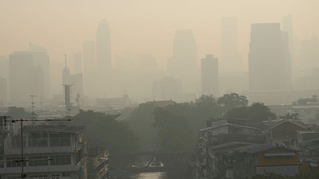 Bangkoks Skyline liegt häufig unter einer giftigen Smog-Wolke.