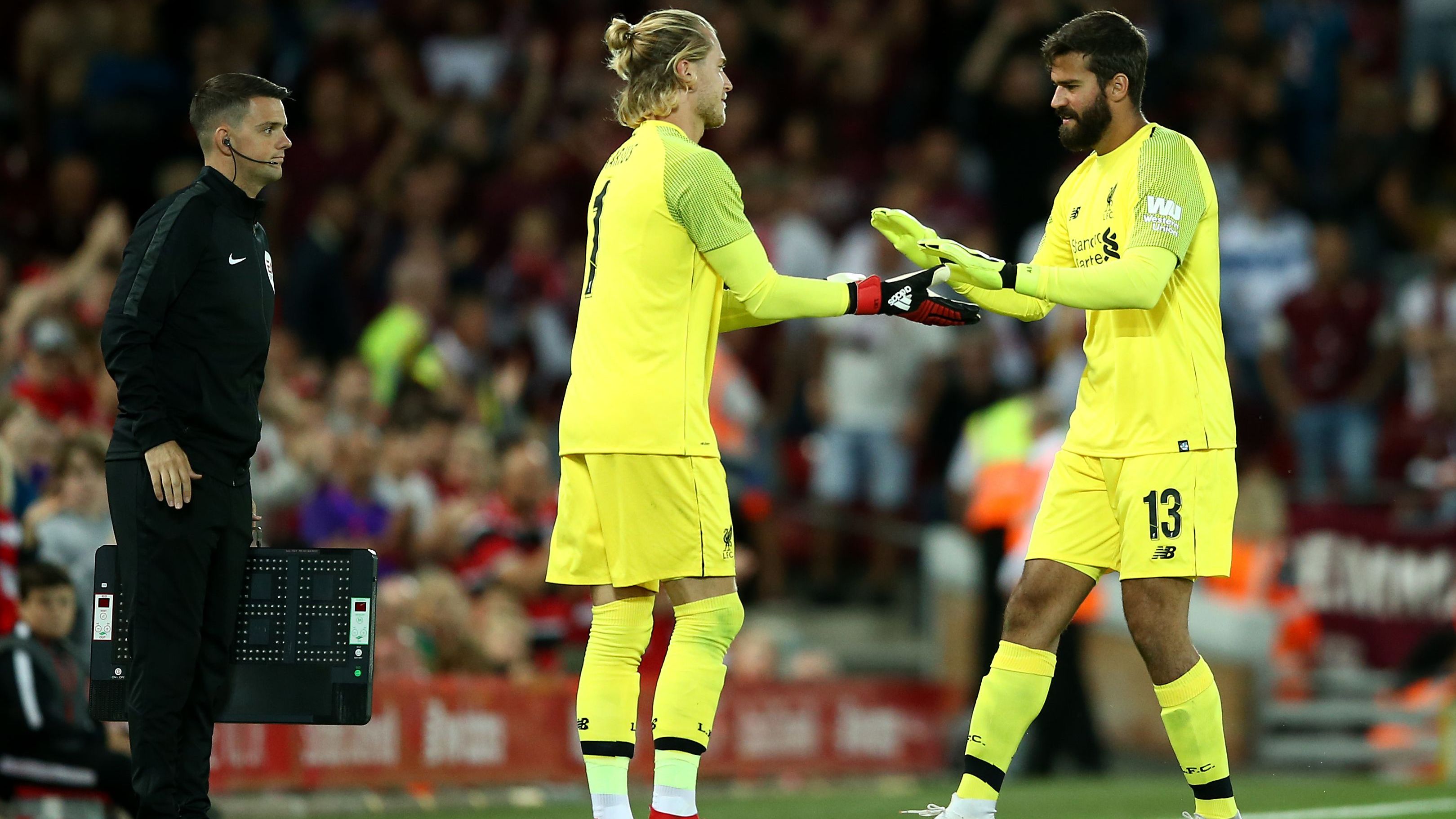 <strong>Alisson kommt als Karius-Nachfolger zum FC Liverpool</strong><br>Nach den zwei Final-Böcken gegen Real war Keeper Karius in Liverpool sportlich nicht mehr tragbar. Statt des früheren Mainzers wurde für fast 70 Millionen Euro der Brasilianer Alisson als neue Nummer eins von der Roma verpflichtet - im Nachhinein ein weiterer, geglückter Schachzug von Liverpool in der Klopp-Ära.