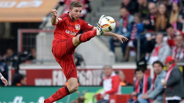 
                <strong>Christoph Kramer</strong><br>
                Ganz oben auf der Shopping-Liste steht offenbar ein Ehemaliger. Der Leverkusener Christoph Kramer spielte schon zwischen 2013 und 2015 für die "Fohlen". Bei Bayer konnte der Weltmeister noch nicht überzeugen. Nachdem Leverkusen mit Julian Baumgartlinger jetzt einen weiteren Konkurrenten für Kramers Position verpflichtet hat, könnte der 25-Jährige zurück an seine alte Wirkungsstätte kehren. Laut "kicker" laufen bereits erste Gespräche. Allerdings müssten die Borussen wohl tief in die Tasche greifen. Die Ablösesumme soll bei 20 Millionen Euro liegen. (Quelle: "Sportbild")
              