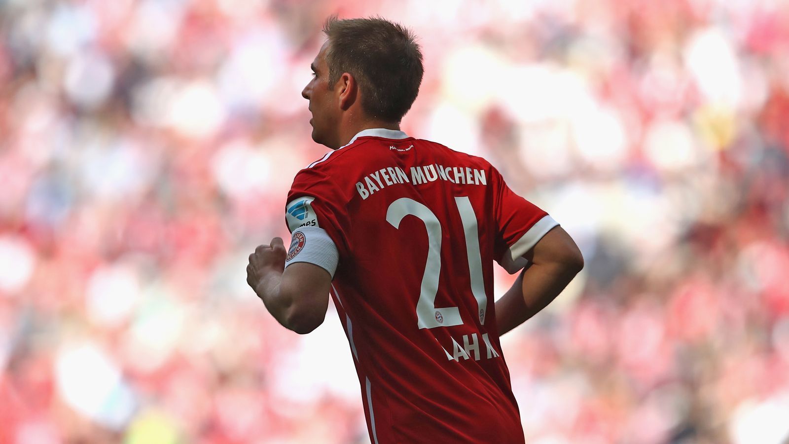 
                <strong>Rechtsverteidigung: Philipp Lahm</strong><br>
                Der langjährige Capitano. Philipp Lahm war in seiner Blütezeit der beste Rechtsverteidiger der Welt, wagte im Herbst seiner Karriere einen Abstecher ins defensive Mittelfeld und bestach auch dort. Unvergessen bleiben aber seine Leistungen in der Viererkette, erst links, dann rechts, seine gekonnten Grätschen und seine präzisen Vorlagen. Als Mensch wohl nicht immer einfach, als Spieler aber über jeden Zweifel erhaben. Und eines Tages bestimmt auch wieder Angestellter des FC Bayern, in welcher Position auch immer.
              