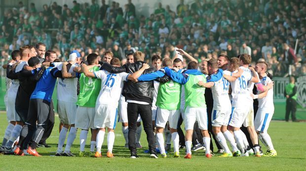 
                <strong>Das ist Pokalschreck Sportfreunde Lotte</strong><br>
                Die Sportfreunde Lotte mischen den DFB-Pokal auf. Lotte? Genau, den Autofahrern dürfte die 14.000-Einwohner-Gemeinde in Westfalen an der Autobahn A1 vor allem durch Stauberichte im Radio etwas sagen, wenn sie über das Kreuz Lotte/Osnabrück nicht sogar schon geflucht haben. Doch die Sportfreunde? Die haben sich in dieser Saison vor allem als Pokalschreck einen Namen gemacht. ran.de stellt den Klub näher vor.
              