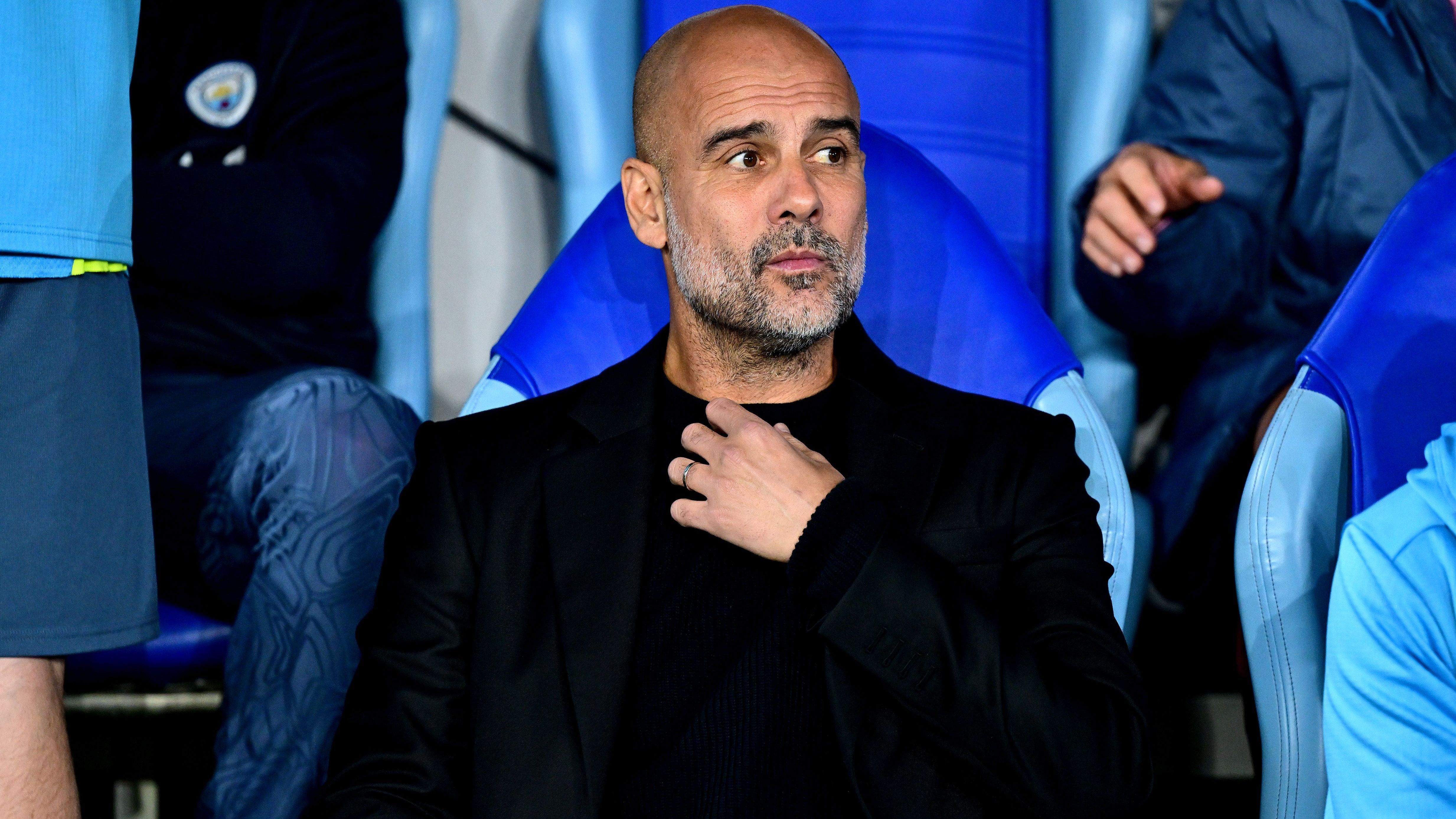 <strong>Pep Guardiola (Manchester City)</strong><br>Wie "The Times" berichtet, peilt der englische Fußballverband FA bei der Nationaltrainer-Suche nun wohl die Königslösung an: Pep Guardiola. Dem Bericht nach hat die FA den ManCity-Coach mittlerweile kontaktiert. Dieser werde demnach in Kürze über seine persönliche Zukunft entscheiden. Guardiolas Vertrag bei ManCity endet im Sommer 2025. Schon länger halten sich Gerüchte, Guardiola werde diesen nicht verlängern.