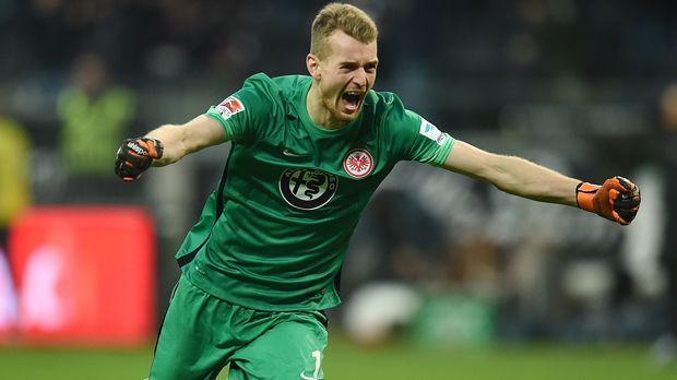 
                <strong>Lukas Hradecky (Eintracht Frankfurt)</strong><br>
                Torhüter: Lukas Hradecky (Eintracht Frankfurt). Der Neueinkauf von Eintracht Frankfurt entpuppt sich als Top-Transfer der Hessen. Hradecky steht in allen 17 Hinrunden-Partien auf dem Platz und liefert überragende Leistungen ab. Denn Patzer sind beim finnischen Nationalspieler eine Rarität. Dazu überrascht der 26-Jährige mit einigen Paraden und hält der Eintracht den ein oder anderen Punkt fest. 
              