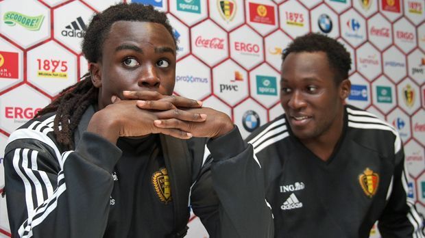 
                <strong>Jordan und Romelu Lukaku</strong><br>
                Jordan und Romelu Lukaku: Im Hause Lukaku lief die Karriere der belgischen Brüder früh in sehr unterschiedlichen Bahnen. Während Romelu (re.) schon in ganz jungen Jahren beim RSC Anderlecht zum Torjäger avancierte, hat der ein Jahr jüngere Jordan bei den RSC-Profis nie Fuß gefasst. Derzeit spielt der Linksverteidiger bei Oostende in Belgiens erster Liga. Romelu ist Torjäger beim FC Everton in der Premier League, kam zuvor beim FC Chelsea aber auch nur sporadisch zum Einsatz.
              