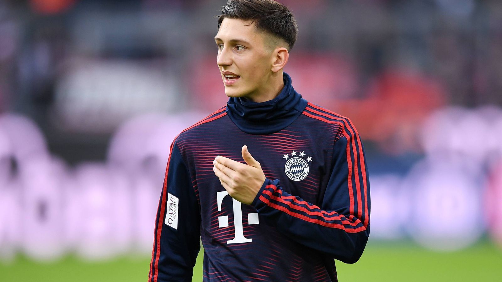 
                <strong>Jonathan Meier</strong><br>
                2012 kam er vom Stadtrivalen TSV 1860 zum Rekordmeister, inzwischen ist er etatmäßiger Linksverteidiger in der zweiten Mannschaft des FC Bayern. Nachdem sich Leon Goretzka als Ersatz für David Alaba verletzt hatte, rückte Meier bereits für drei Spiele in den Bundesliga-Kader, kam aber nicht zum Einsatz. Auch er war schon im Sommer mit im Trainingslager - auch jetzt wird er versuchen, Alaba Konkurrenz zu machen.
              