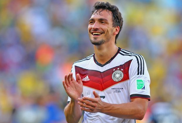 
                <strong>Platz 10: Mats Hummels (13,9 Mio.)</strong><br>
                Mats Hummels war während der WM neben Manuel Neuer der Garant für die stabile Defensive der Deutschen. Mit dem entscheidenden Tor gegen Frankreich gewann der Dortmunder an Sympathien dazu und schafft es knapp unter die wertvollsten zehn DFB-Akteuren.
              