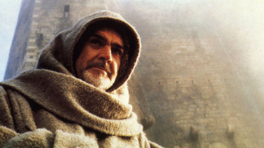 In "Der Name der Rose" klärt Sean Connery als der Franziskaner-Mönch William von Baskerville eine Mordserie auf.
