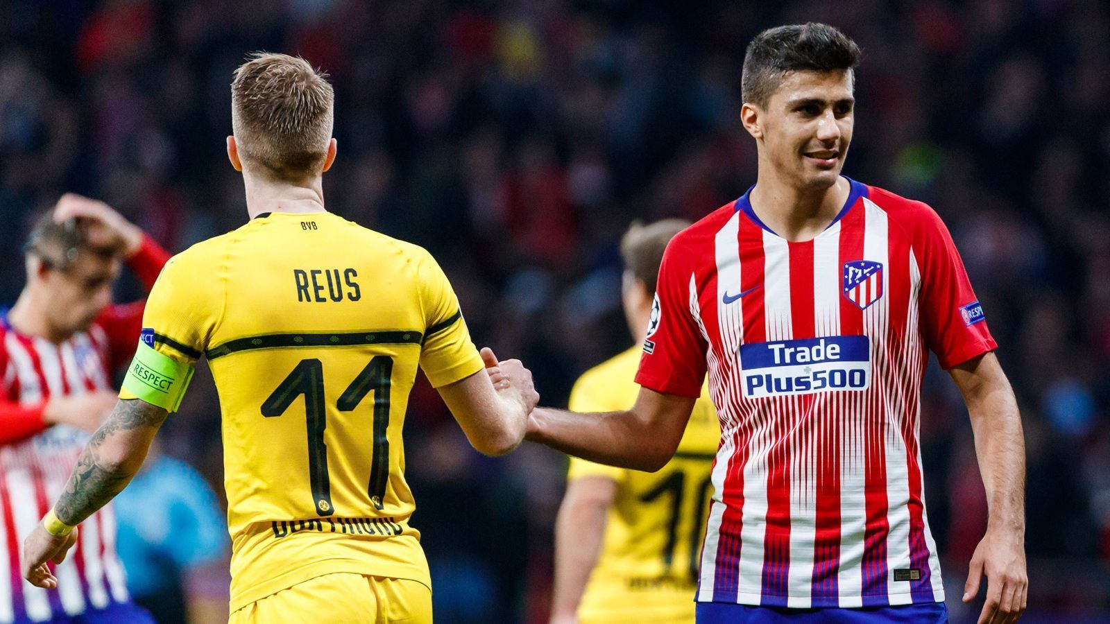 
                <strong>Gruppe A</strong><br>
                Die Achtelfinal-Plätze sind fix vergeben: Atletico Madrid und Borussia Dortmund ziehen mit aktuell zwölf bzw. zehn Punkten in die nächste Runde ein. Im Fernduell machen sie am Dienstagabend den Gruppensieg untereinander aus - Atleti tritt beim Tabellendritten Brügge (fünf Punkte) an, der schon die Teilnahme in der Europa League sicher hat. Der BVB reist nach Monaco (ein Punkt).
              