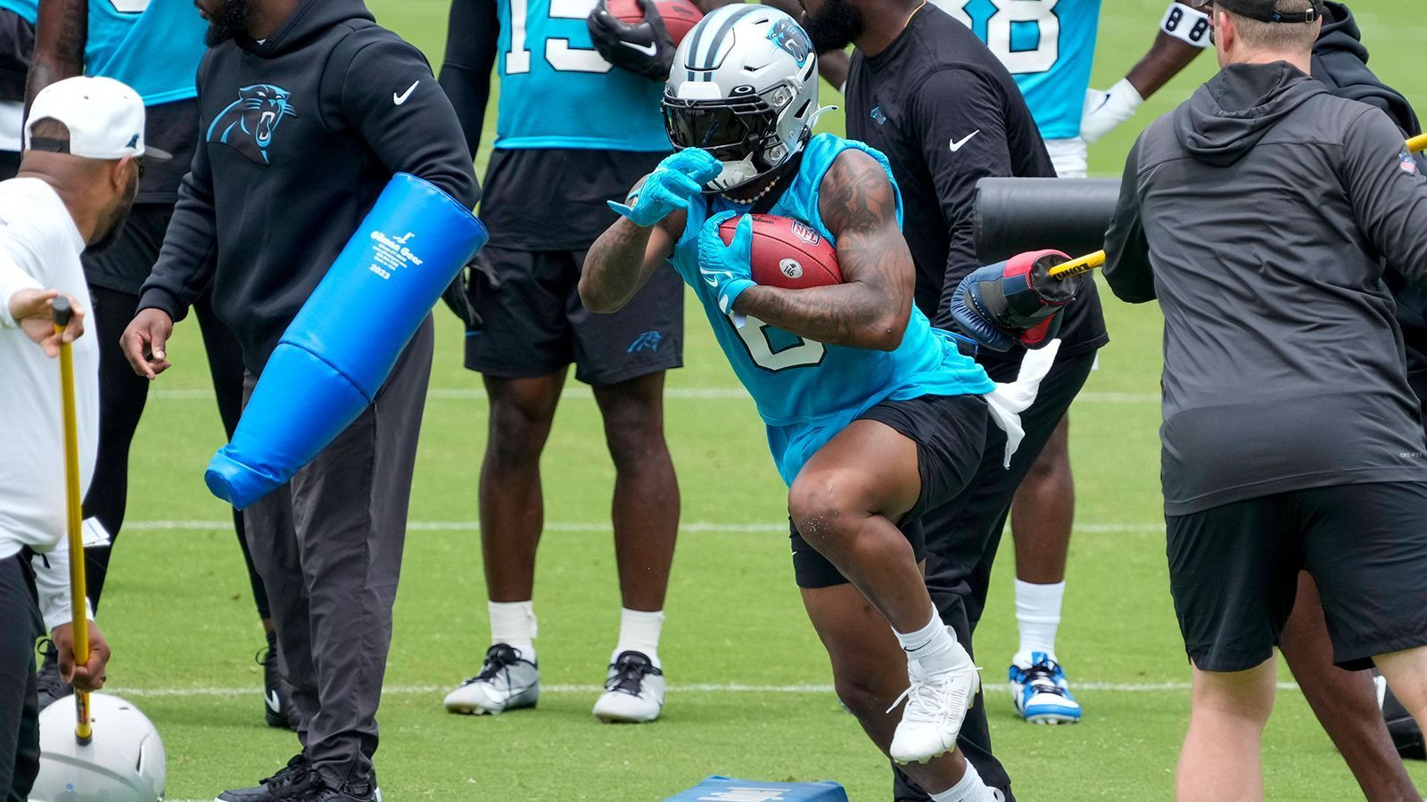 
                <strong>Running Back: Miles Sanders </strong><br>
                &#x2022; Wechsel als Free Agent zu den <strong>Carolina Panthers</strong><br>Kaum eine Positionsgruppe sorgte in der Offseason für mehr Diskussionen als die Running Backs. Abgelehnte Franchise Tags, angedrohte Streiks, genereller Ärger über die aktuelle Bezahlung im Vergleich zu anderen Positionen. Miles Sanders gehört nicht dazu. Mit elf Touchdowns und 1269 Rushing Yards gehörte der 26-Jährige in der vergangenen Spielzeit zu den besten Ballträgern der Liga. Belohnt wurde dies mit einem Vierjahresvertrag über 25,4 Millionen US-Dollar.
              