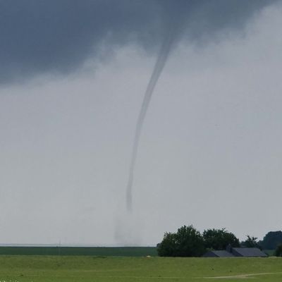 Möglicher Tornado über der Elbe bei Brokdorf