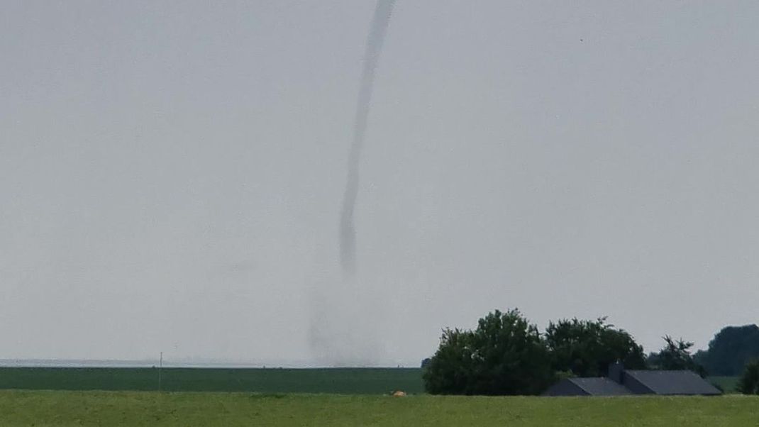 Möglicher Tornado über der Elbe bei Brokdorf